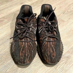Like new Yeezys only worn a few times bought for 300$